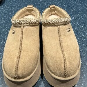 UGG size9 Tazz slippers color mustard seed